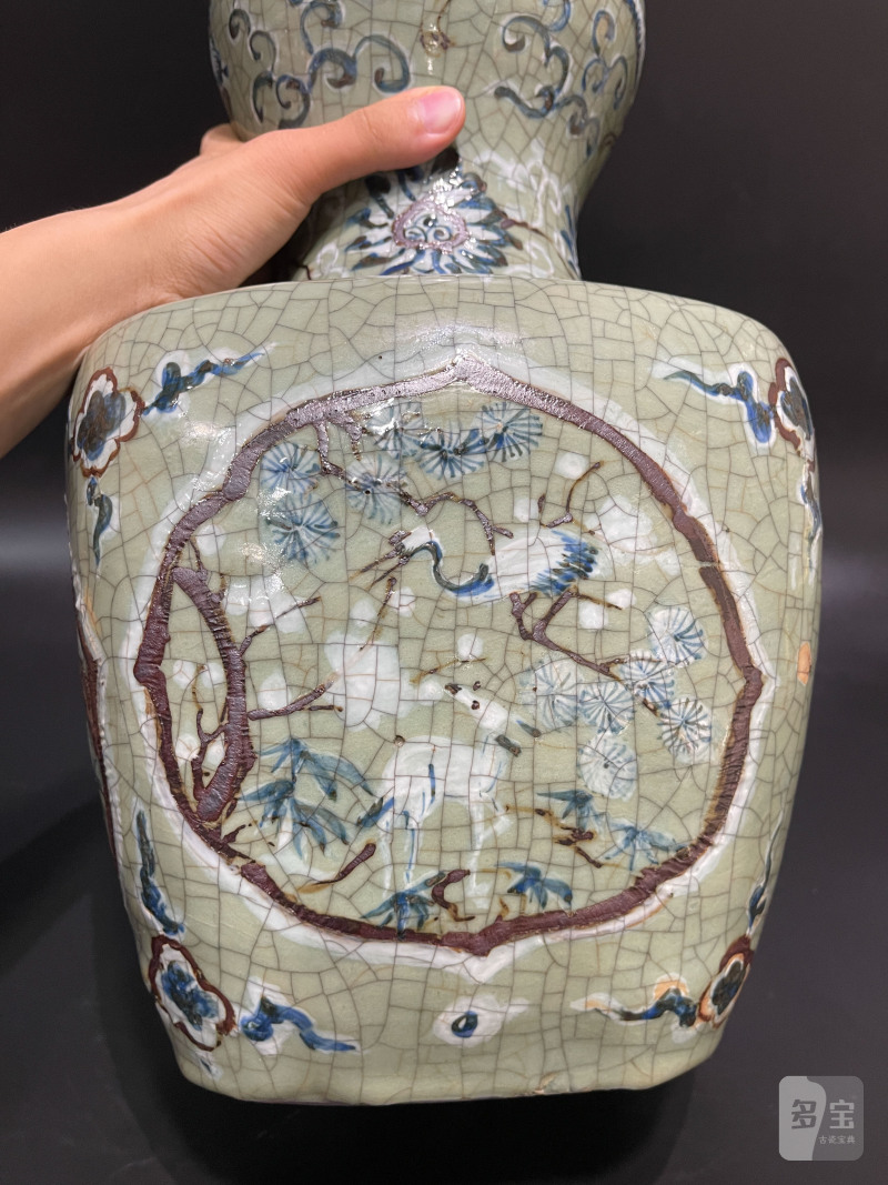 明嘉靖 仿官釉堆白青花铁锈花松鹤延年纹大葫芦瓶 - 图15